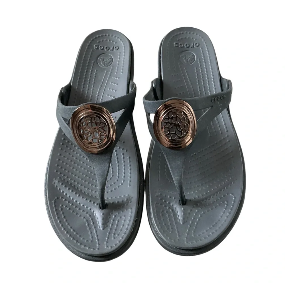 Crocs sanrah hammered metallic wedge flip flop sandals grey and gold sz 11